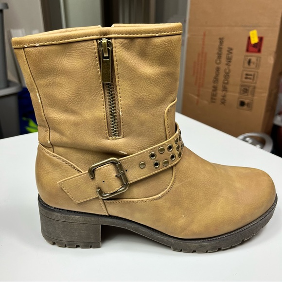 Forever Brown Lesly Buckle Boots | Size: 8 - Picture 11 of 12